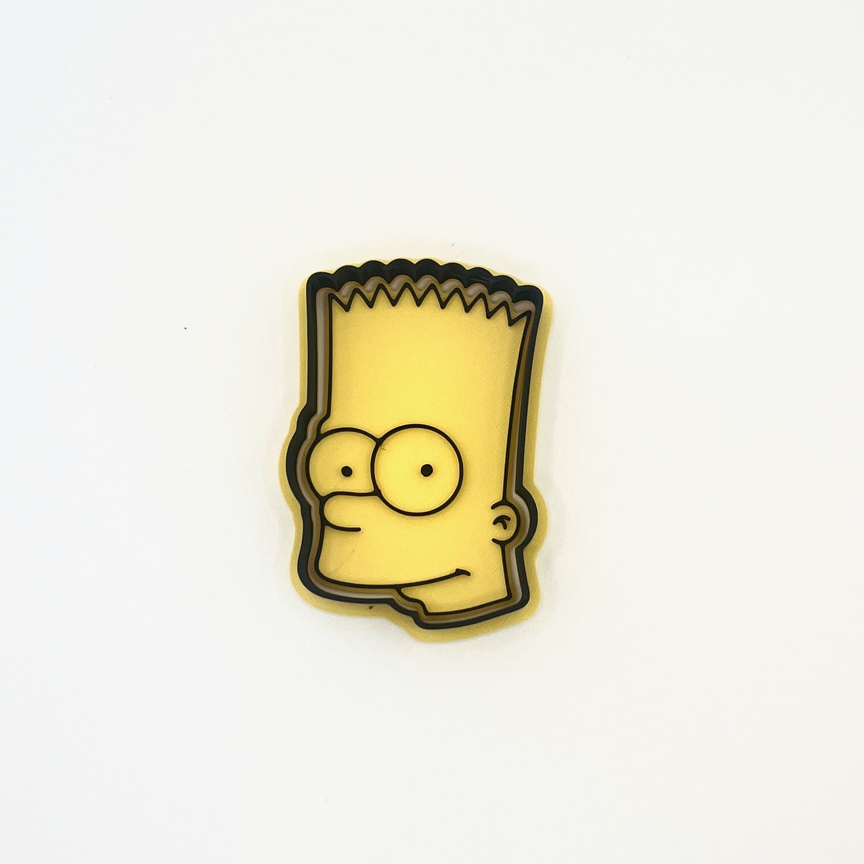 クラシックな漫画風のツンツンヘアの男の子キャラクターのクッキー型とフォンダンスタンプ – レトロなファミリーパーティー