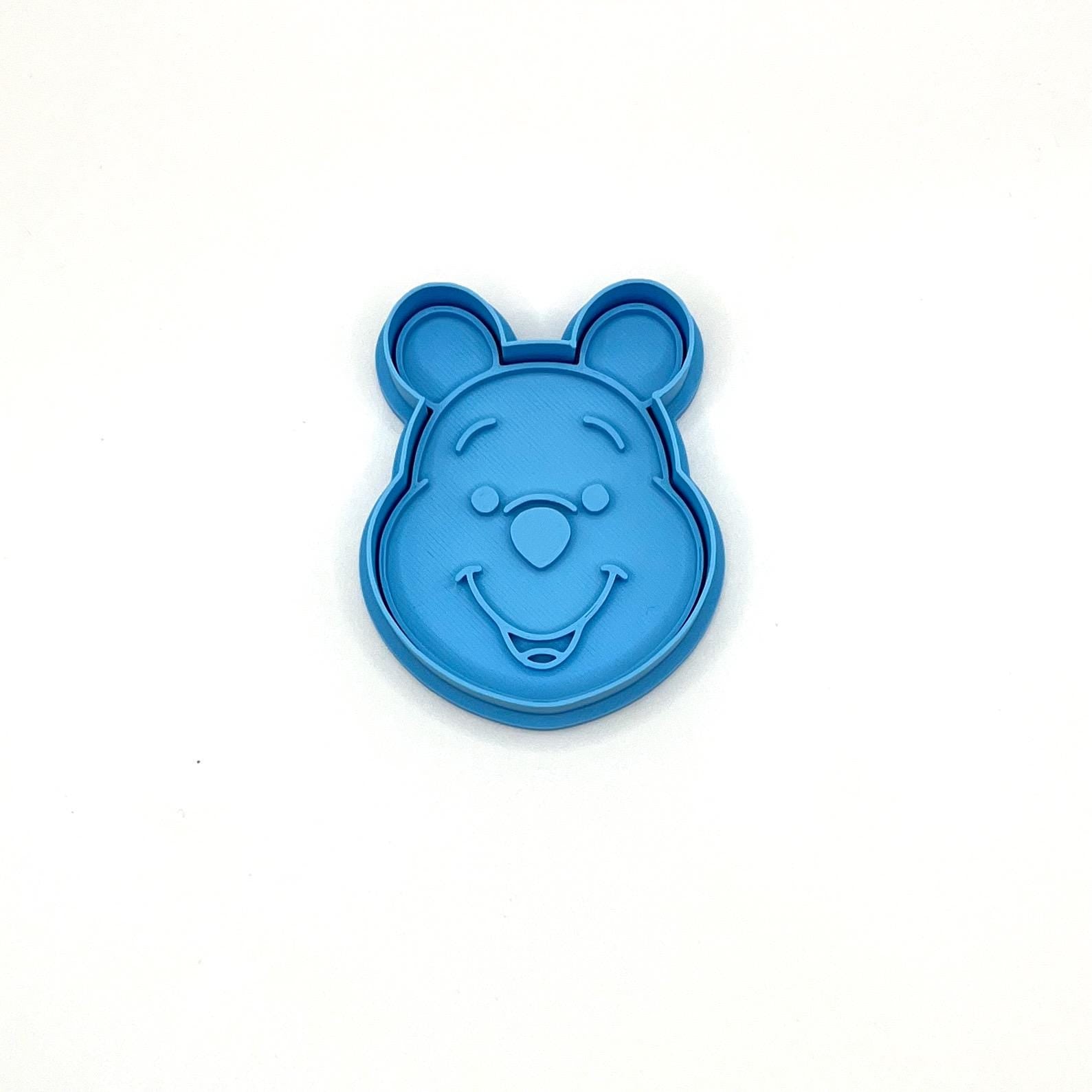 ハニーベア＆フレンズのバースデークッキー型とフォンダンスタンプのコンプリートセット – 持ち手付きストーリーブックパーティーセット